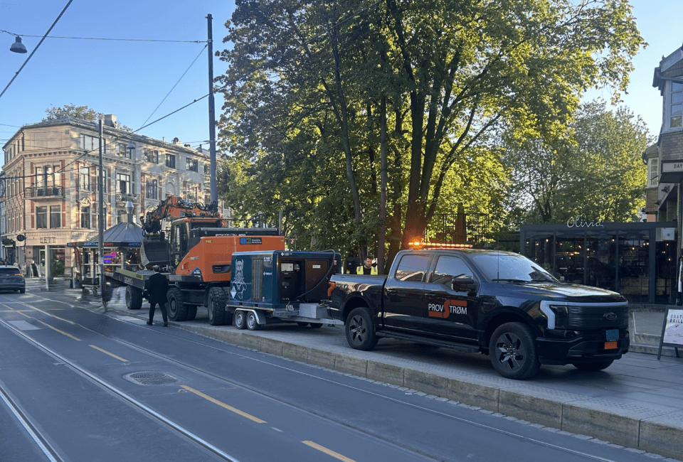 Elektrisk gravemaskin som lades fra Hafslund sin batterilader.